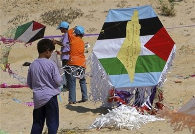 MIDEAST ISRAEL PALESTINIANS KITE RECORD MIDEAST ISRAEL PALESTINIANS KITE RECORD